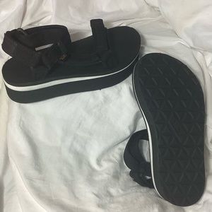 Teva Women's Platform Universal Sandal Size 7 Black and White